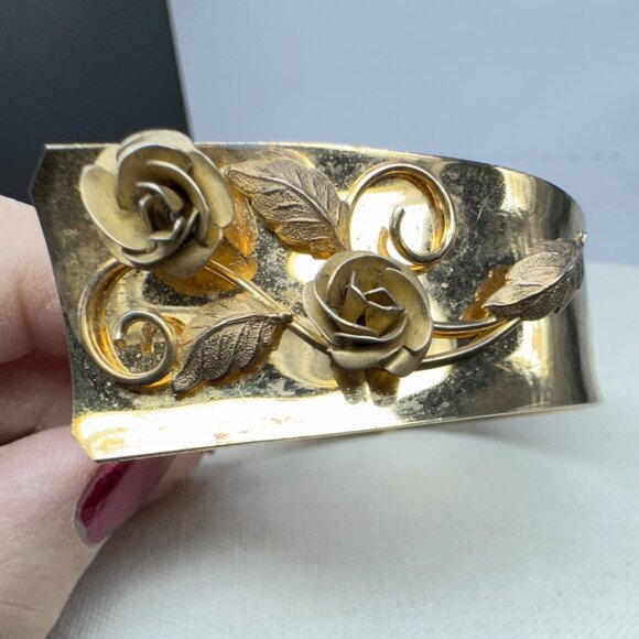Light Weight Metal Clamper Bracelet Gold Tone 3D Roses *read* - Picture 3 of 6